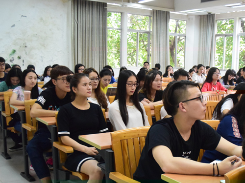 學員們認真學習