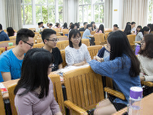學員們熱烈讨論