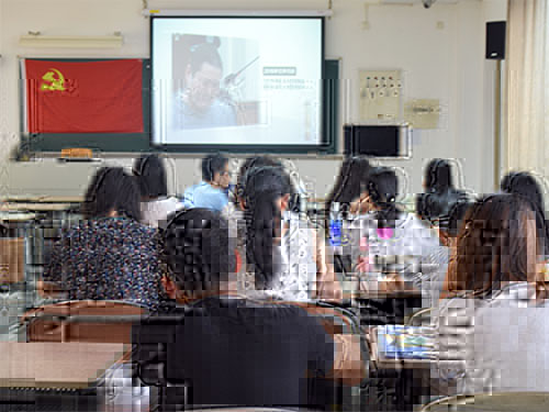學員們觀看學習視頻