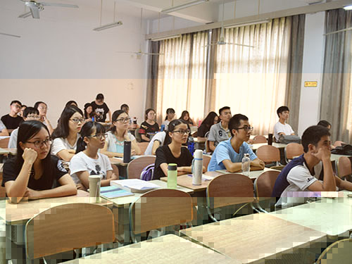 學員們認真聽講