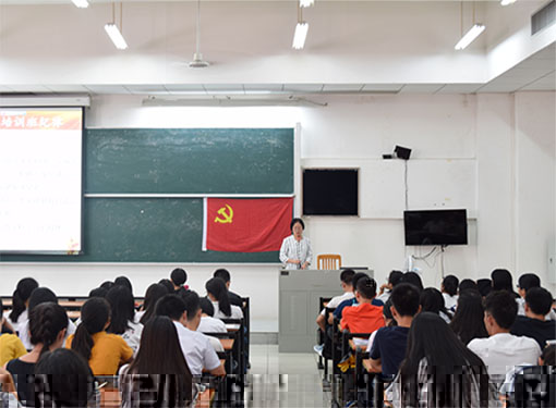學員們認真聽講