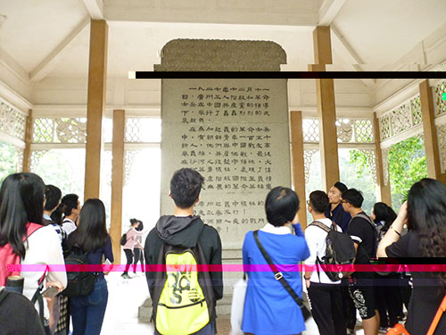 學員們在烈士陵園内參觀