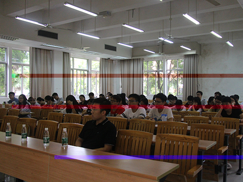 學員們認真聽講