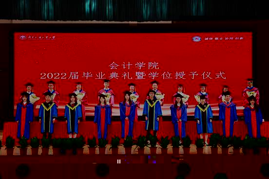 說明: 8(畢業生為老師獻花)