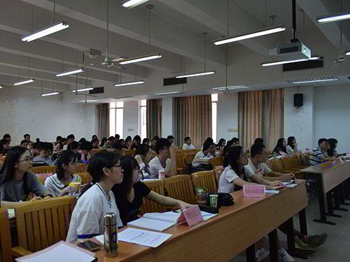 支書支委們認真聽講